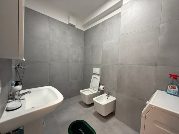 Tirane, jepet me qera apartament 2+1 Kati 4, 91 m² 450 € (UNIVERS CITY)