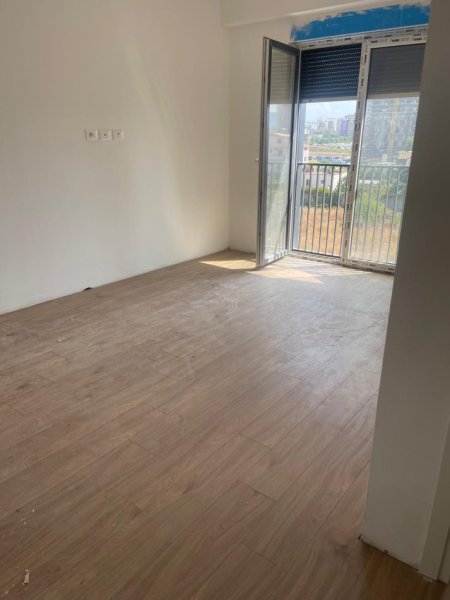 Tirane, jepet me qera apartament 3+1 Kati 4, 500 € 