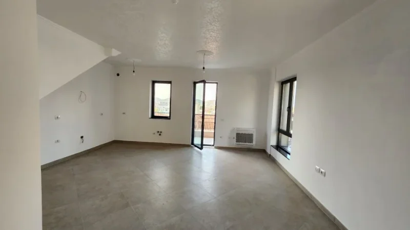 Tirane, shitet apartament 3+1 Kati 1, 250.000 € 