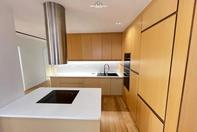 Tirane, jepet me qera apartament 3+1 Kati 10, 210 m² 1.000 € (Rruga Teodor Keko)