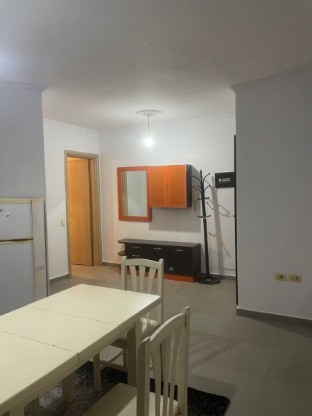 Tirane, jepet me qera apartament 2+1+Ballkon Kati 2, 95 m² 600 € (Kristal Center)