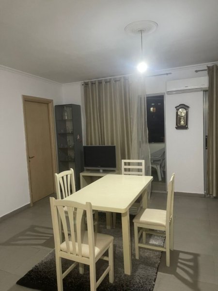Tirane, jepet me qera apartament 2+1+Ballkon Kati 2, 95 m² 600 € (Kristal Center)