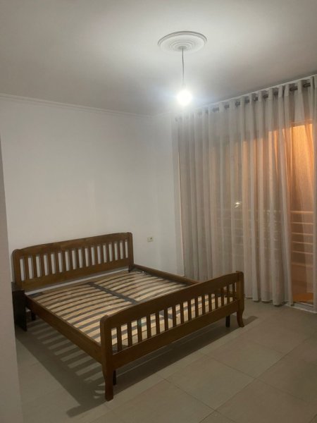 Tirane, jepet me qera apartament 2+1+Ballkon Kati 2, 95 m² 600 € (Kristal Center)