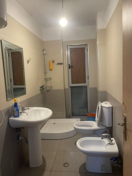 Tirane, jepet me qera apartament 2+1+Ballkon Kati 2, 95 m² 600 € (Kristal Center)