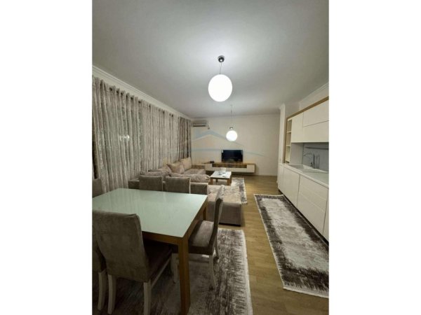Tirane, jepet me qera apartament 2+1+Ballkon Kati 6, 95 m² 600 € (5 Maji)