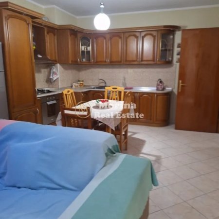 Tirane, jepet me qera apartament 1+1 Kati 3, 70 m² 500 € (Brryli)