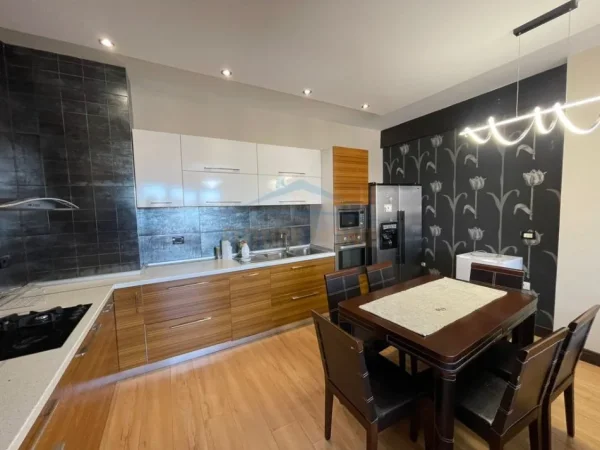 Tirane, shitet apartament 2+1+Ballkon Kati 5, 105 m² 157.000 € (Unaza e Re)