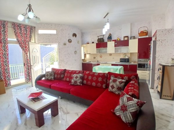 Tirane, jepet me qera apartament 1+1+Ballkon Kati 3, 70 m² 450 € (5 maji)