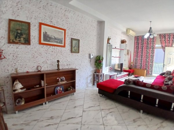 Tirane, jepet me qera apartament 1+1+Ballkon Kati 3, 70 m² 450 € (5 maji)