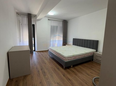 Tirane, jepet me qera apartament 1+1 Kati 2, 81 m² 650 € 