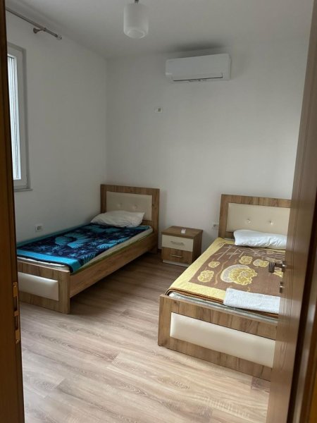 Tirane, jepet me qera apartament 3+1 Kati 1, 700 € 
