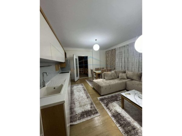Tirane, jepet me qera apartament 2+1+Ballkon Kati 6, 95 m² 600 € (Rruga 5 Maji)