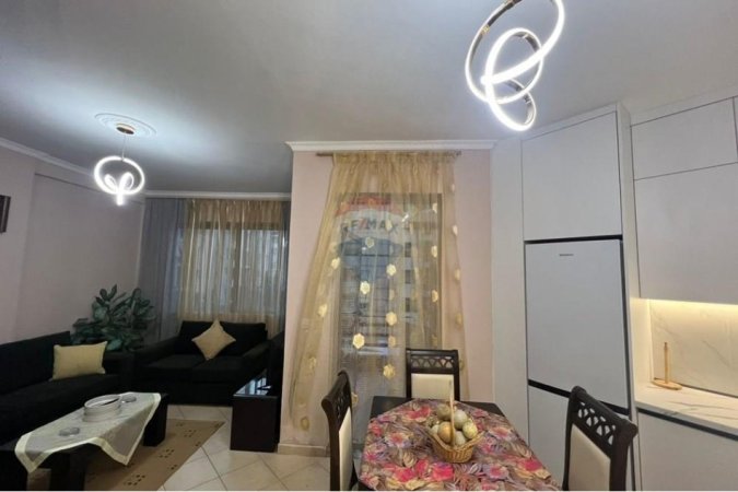 Tirane, jepet me qera apartament 1+1 , 55 m² 450 € (Astir)