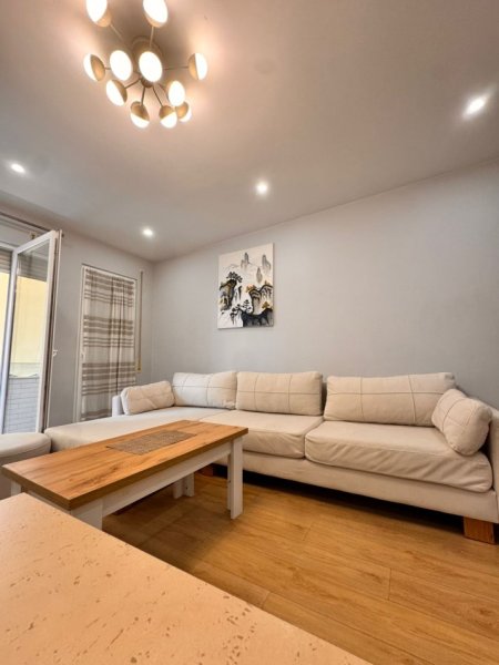 Tirane, jepet me qera apartament 2+1 Kati 4, 100 m² 900 € (NGJITUR ME LIQENIN E THATE)