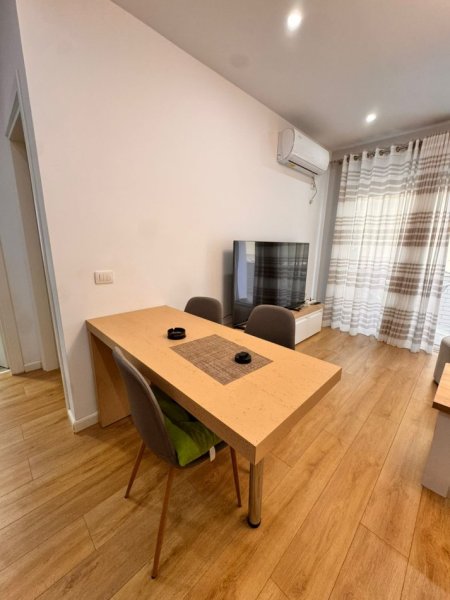 Tirane, jepet me qera apartament 2+1 Kati 4, 100 m² 900 € (NGJITUR ME LIQENIN E THATE)