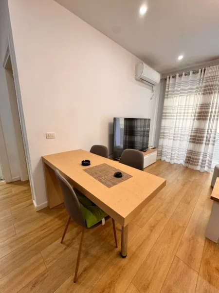 Tirane, jepet me qera apartament 2+1 Kati 4, 100 m² 900 € (NGJITUR ME LIQENIN E THATE)
