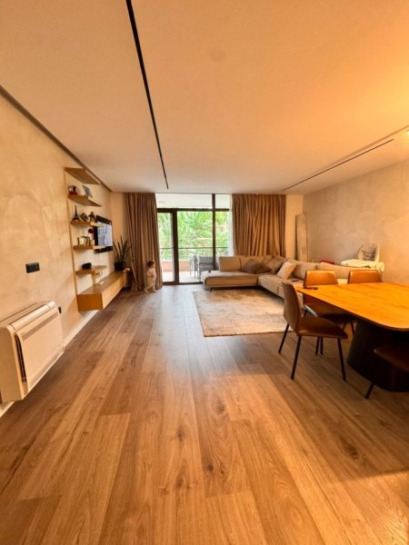 Tirane, jepet me qera apartament 2+1 Kati 4, 100 m² 900 € (NGJITUR ME LIQENIN E THATE)