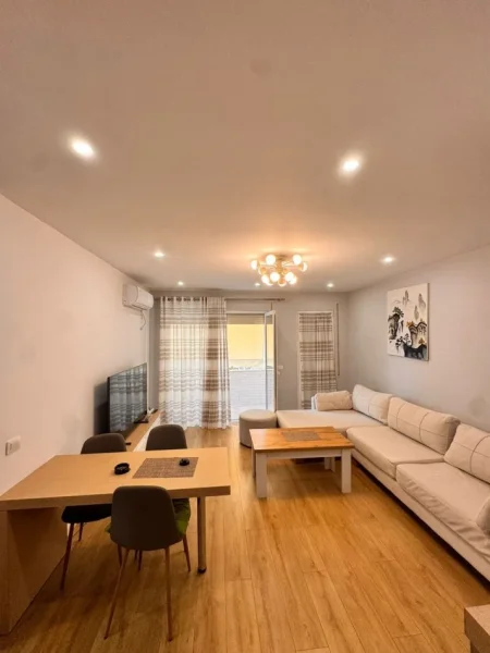 Tirane, jepet me qera apartament 2+1 Kati 4, 100 m² 900 € (NGJITUR ME LIQENIN E THATE)
