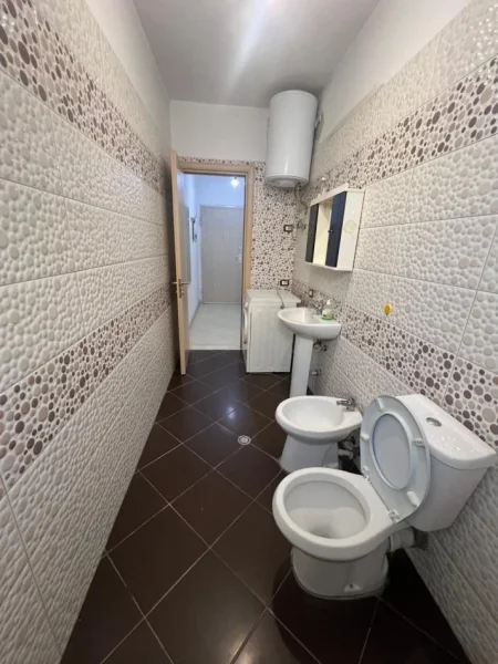 Tirane, jepet me qera apartament 2+1+Ballkon Kati 5, 110 m² 450 € (astir)