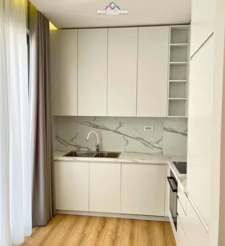 Tirane, jepet me qera apartament 1+1+Ballkon Kati 3, 76 m² 1.300 € (liqeni i thate)