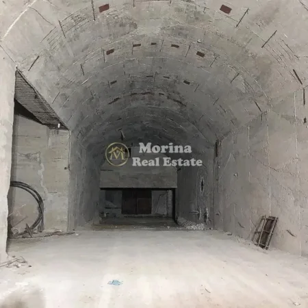 Tirane, shitet magazine , 6.000 m² 750.000 € (Shkoze)