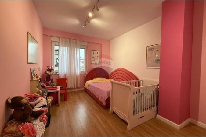 Tirane, jepet me qera apartament 2+1 Kati 5, 105 m² 1.300 € (Rruga e Barrikadave, Tiranë)