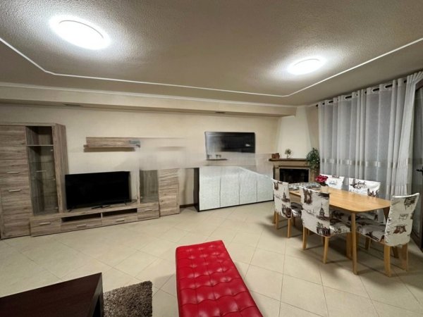 Tirane, jepet me qera apartament 3+1 Kati 11, 146 m² 1.000 € (ISH EKSPOZITA)