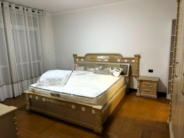 Tirane, jepet me qera apartament 3+1 Kati 11, 146 m² 1.000 € (ISH EKSPOZITA)