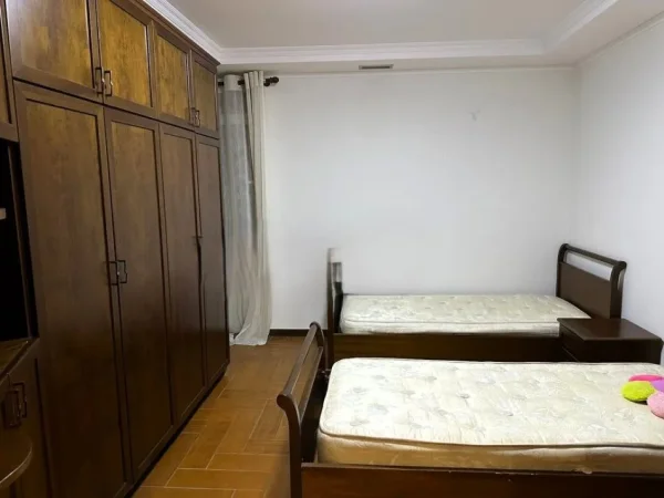 Tirane, jepet me qera apartament 3+1 Kati 11, 146 m² 1.000 € (ISH EKSPOZITA)