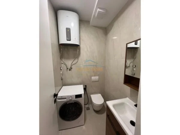 Tirane, jepet me qera apartament 2+1+Ballkon Kati 9, 95 m² 1.100 € (Komuna e Parisit)