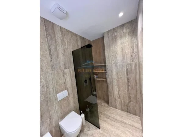 Tirane, jepet me qera apartament 2+1+Ballkon Kati 9, 95 m² 1.100 € (Komuna e Parisit)