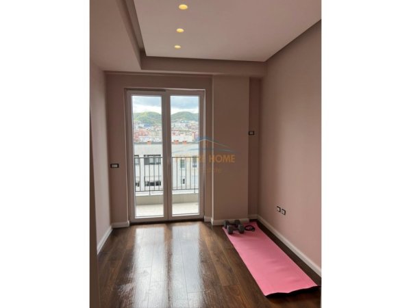 Tirane, jepet me qera apartament 2+1+Ballkon Kati 9, 95 m² 1.100 € (Komuna e Parisit)