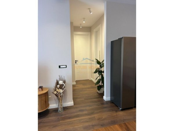 Tirane, jepet me qera apartament 2+1+Ballkon Kati 9, 95 m² 1.100 € (Komuna e Parisit)