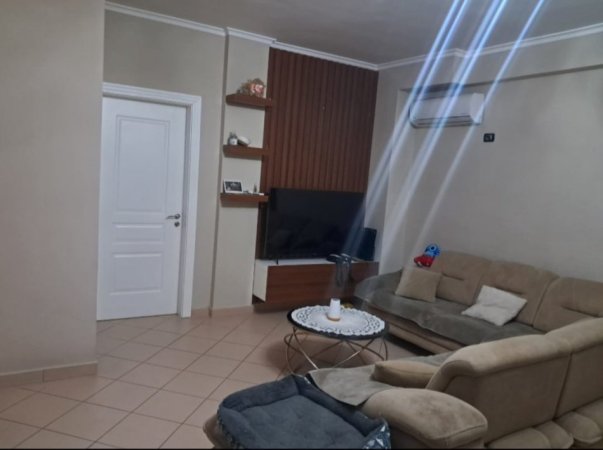 Tirane, jepet me qera apartament 2+1 Kati 2, 85 m² 700 € (Rruga Bill Klinton)