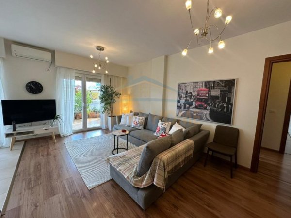 Tirane, jepet me qera apartament 1+1 Kati 6, 120 m² 1.200 € (Rruga Myslym Shyri)