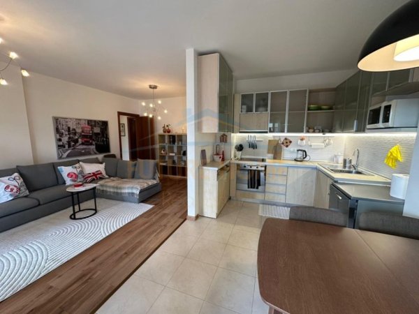 Tirane, jepet me qera apartament 1+1 Kati 6, 120 m² 1.200 € (Rruga Myslym Shyri)