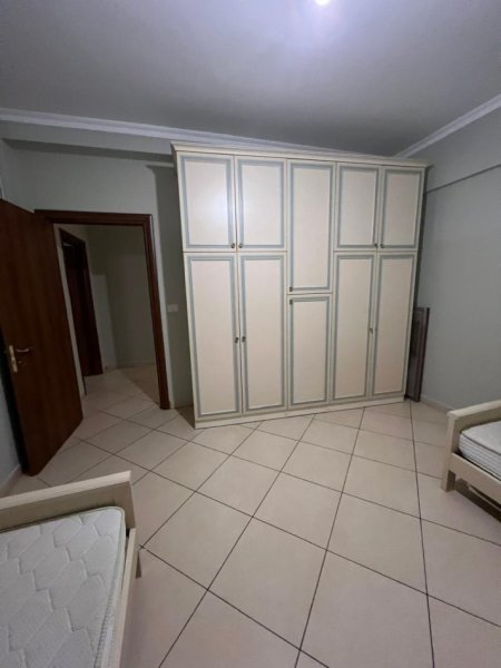 Tirane, jepet me qera apartament 2+1 Kati 1, 110 m² 450 € (rruga peti)