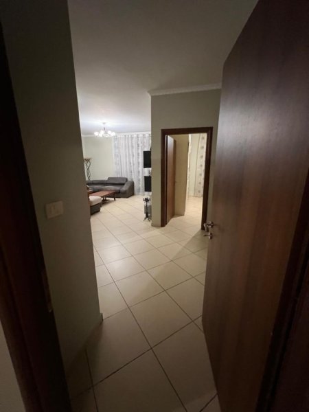 Tirane, jepet me qera apartament 2+1 Kati 1, 110 m² 450 € (rruga peti)