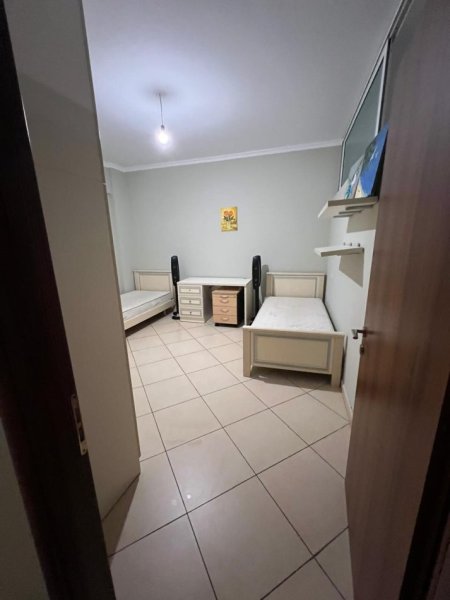 Tirane, jepet me qera apartament 2+1 Kati 1, 110 m² 450 € (rruga peti)
