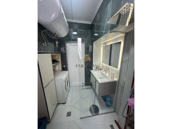 Tirane, jepet me qera apartament 1+1 Kati 1, 70 m² 650 € (Vasil Shanto)