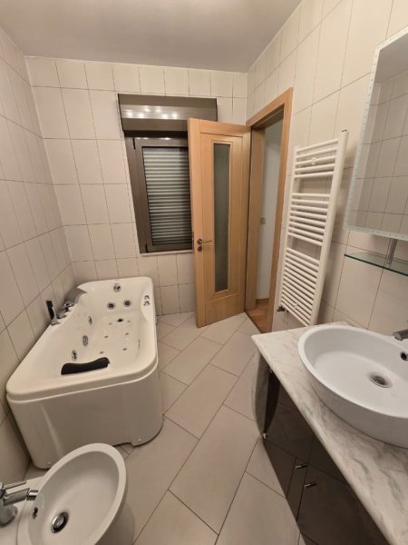 Tirane, jepet me qera zyre Kati 7, 105 m² 1.100 € (Sheshi Skenderbej)