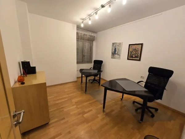 Tirane, jepet me qera zyre Kati 7, 105 m² 1.100 € (Sheshi Skenderbej)