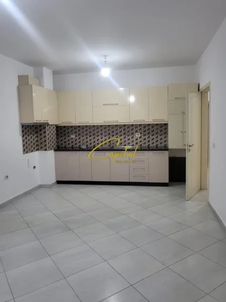 Tirane, jepet me qera zyre Kati 2, 95 m² 650 € (DON BOSKO)