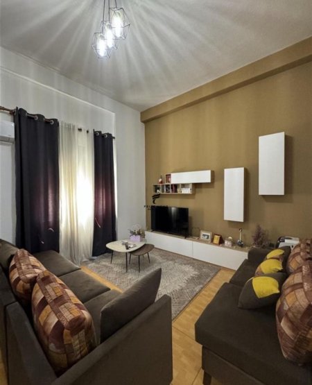 Tirane, jepet me qera apartament 1+1 Kati 1, 70 m² 550 € (SELVIA)
