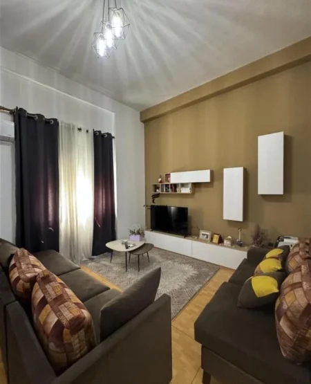 Tirane, jepet me qera apartament 1+1 Kati 1, 70 m² 550 € (SELVIA)