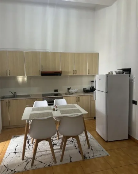 Tirane, jepet me qera apartament 1+1 Kati 1, 70 m² 550 € (SELVIA)