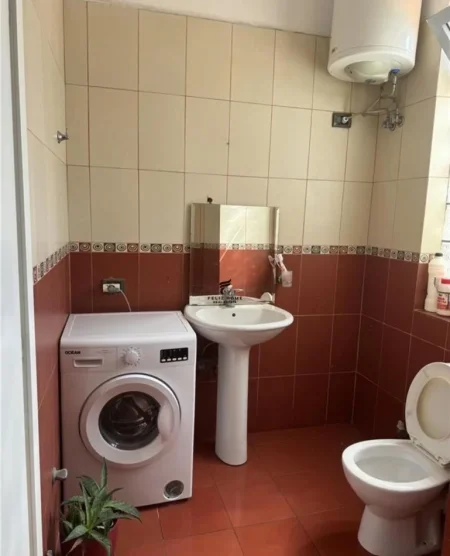 Tirane, jepet me qera apartament 1+1 Kati 1, 70 m² 550 € (SELVIA)