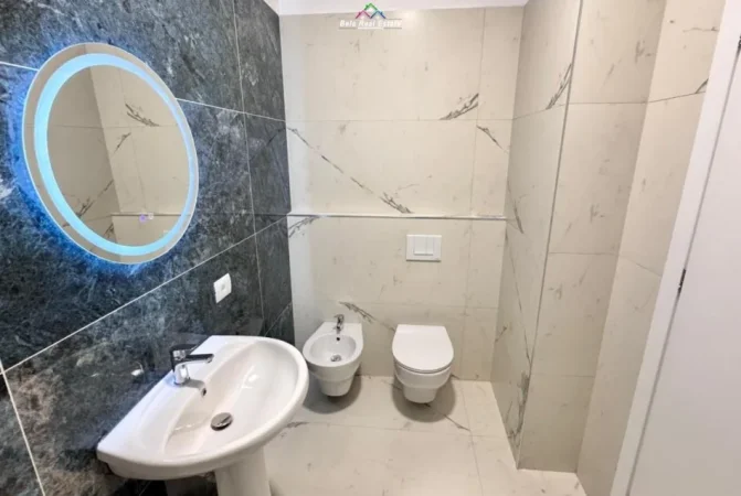 Tirane, jepet me qera zyre Kati 2, 125 m² 700 € (Rruga e Dafinafe)