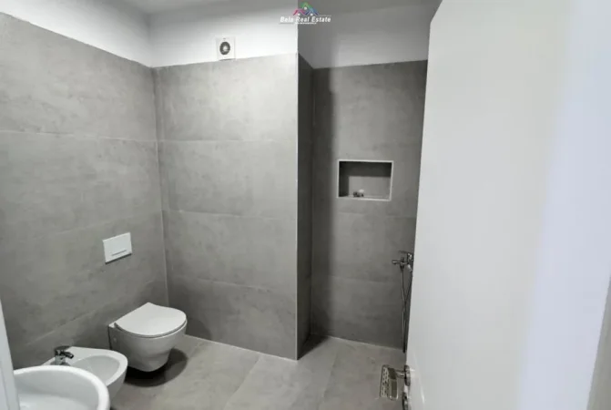 Tirane, jepet me qera zyre Kati 2, 125 m² 700 € (Rruga e Dafinafe)