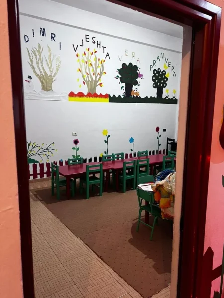 Tirane, jepet me qera ambjent biznesi Kati 0, 1.010 m² 800 € (ambient multifunksional ne laprake)